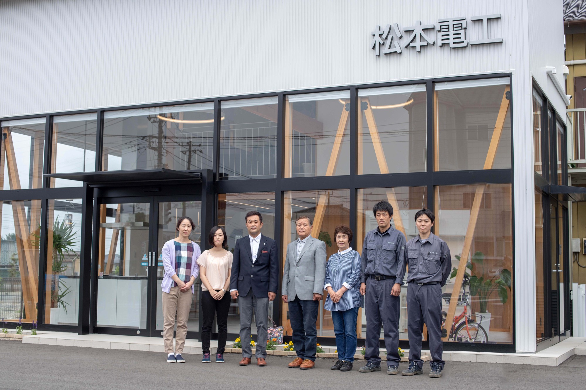 松本電工のスタッフ集合写真